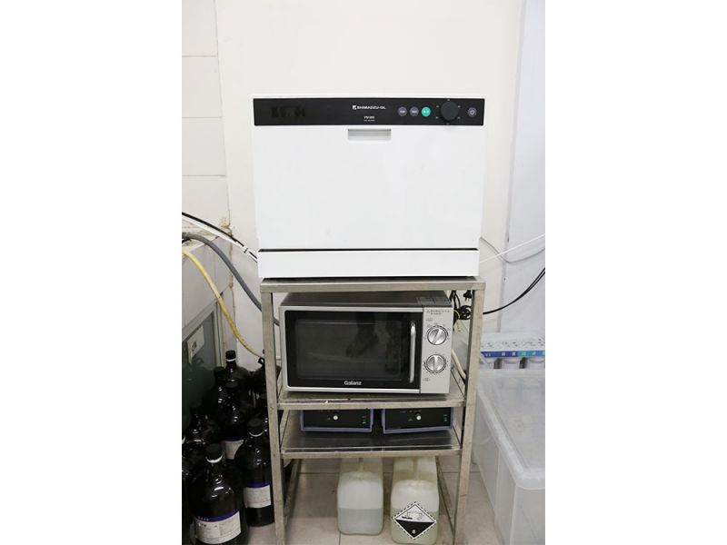 Fully automatic chromatography bottle cleaning machine