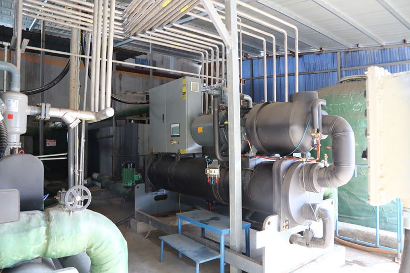 Evaporative cooling medium and low temperature screw chiller unit